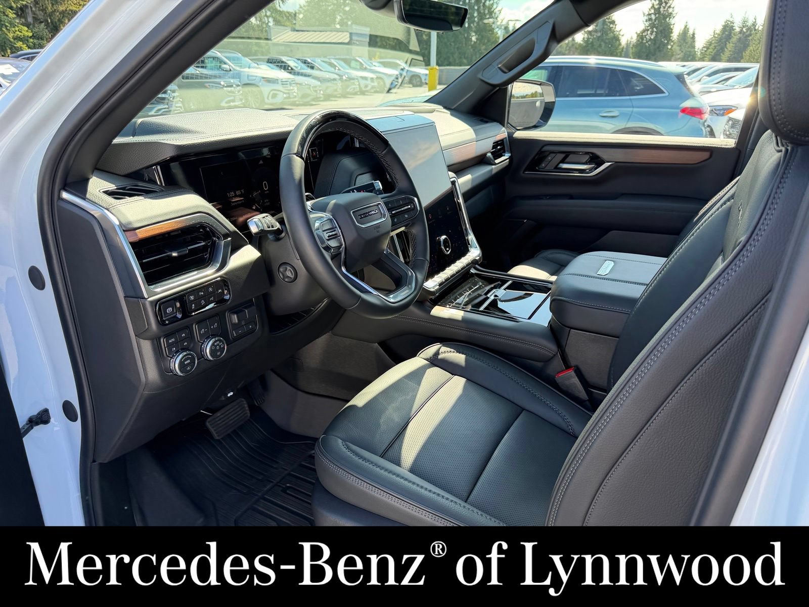 Used 2026 GMC Yukon XL Denali w/ Denali Reserve Package AWD/4WD image 11