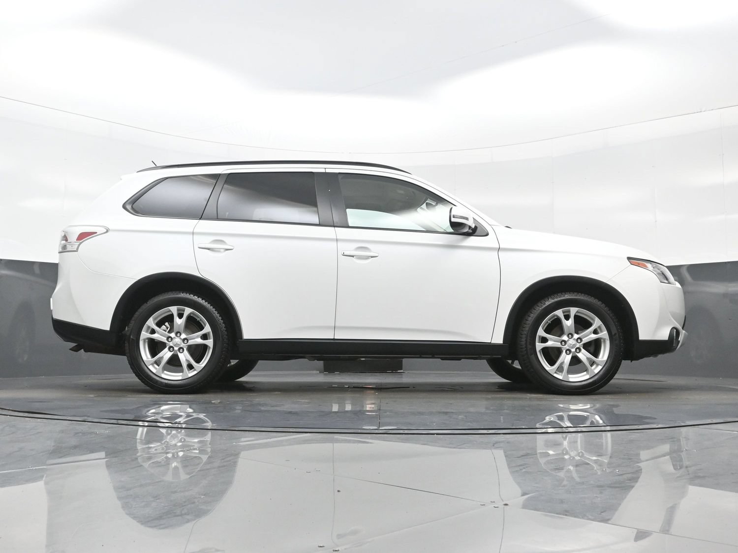 Used 2015 Mitsubishi Outlander SE AWD/4WD image 34