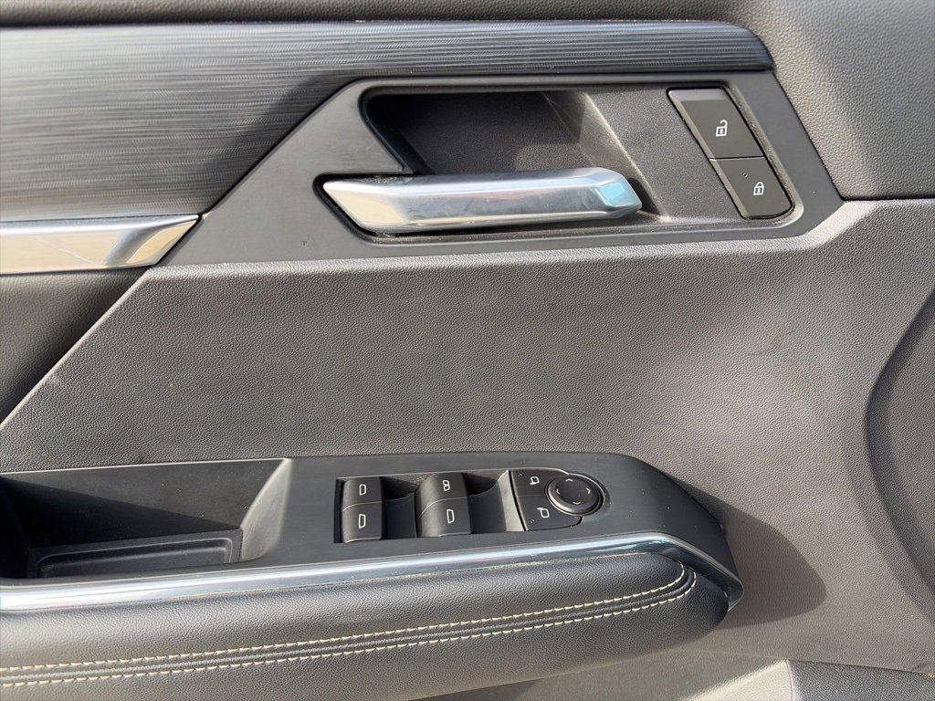 Used 2025 GMC Acadia Elevation image 17