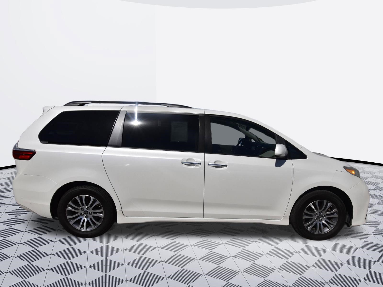 Used 2018 Toyota Sienna XLE w/ XLE Navigation Package FWD image 6