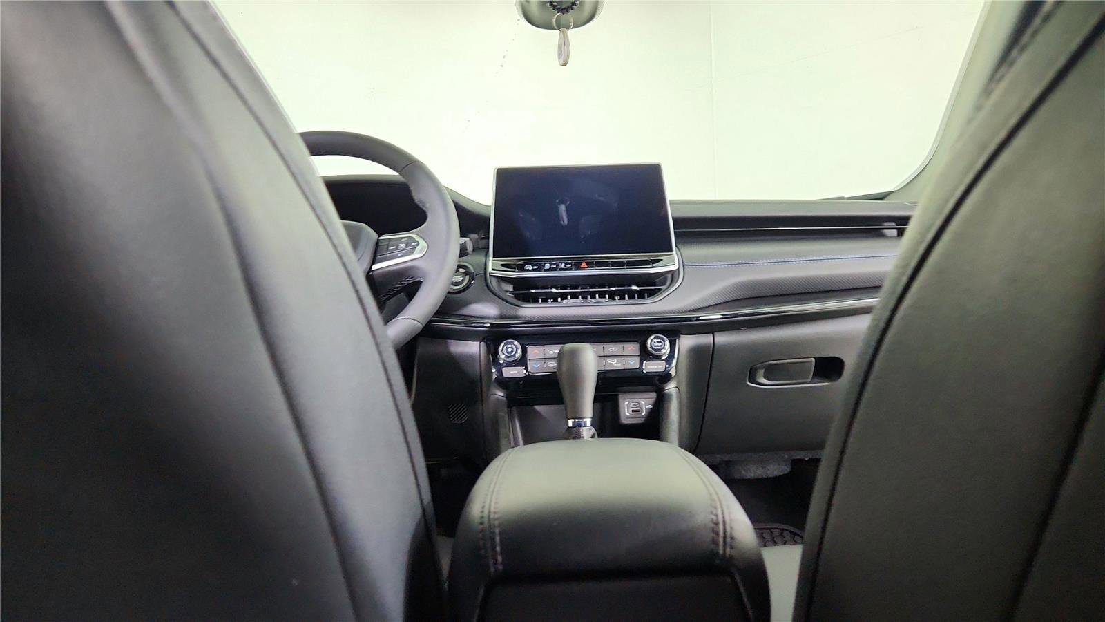 Used 2025 Jeep Compass Latitude w/ Convenience Group image 19