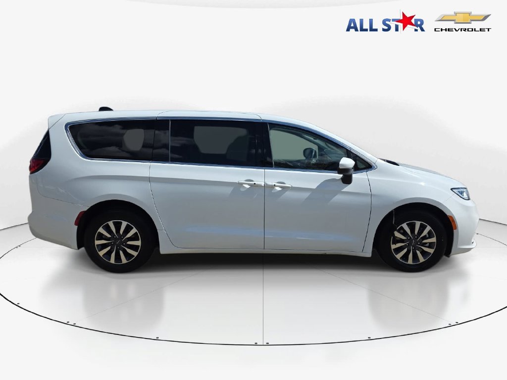 Used 2023 Chrysler Pacifica Touring-L FWD image 2