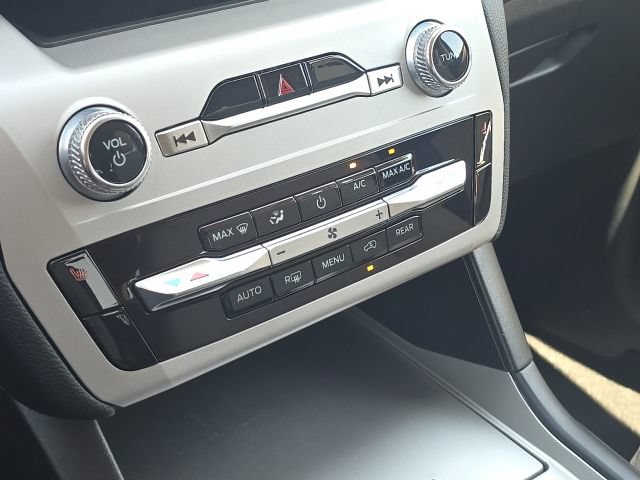 Used 2024 Ford Explorer XLT RWD image 31