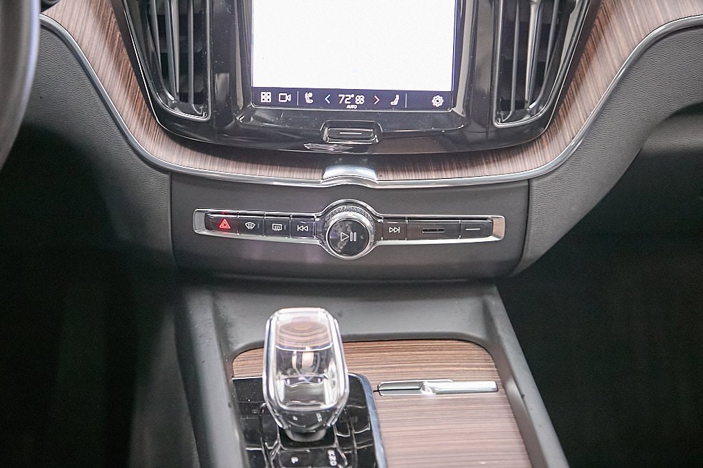 Certified 2023 Volvo XC60 B5 Ultimate w/ Climate Package image 32