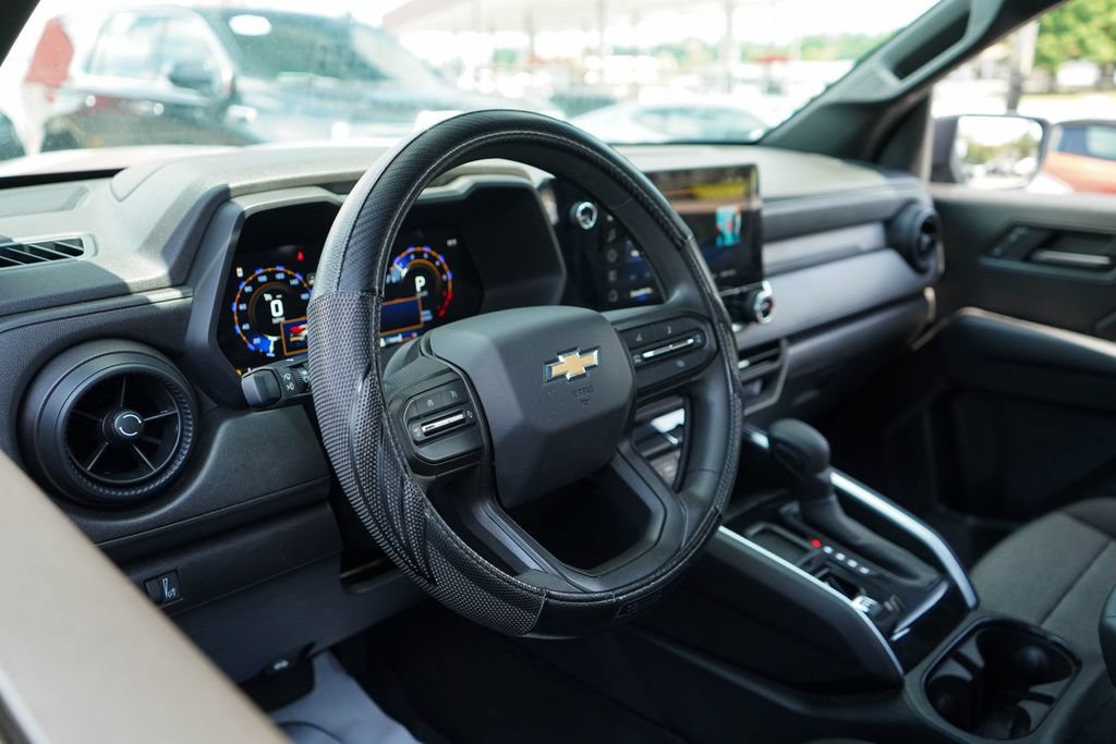 Used 2025 Chevrolet Colorado W/T RWD image 5