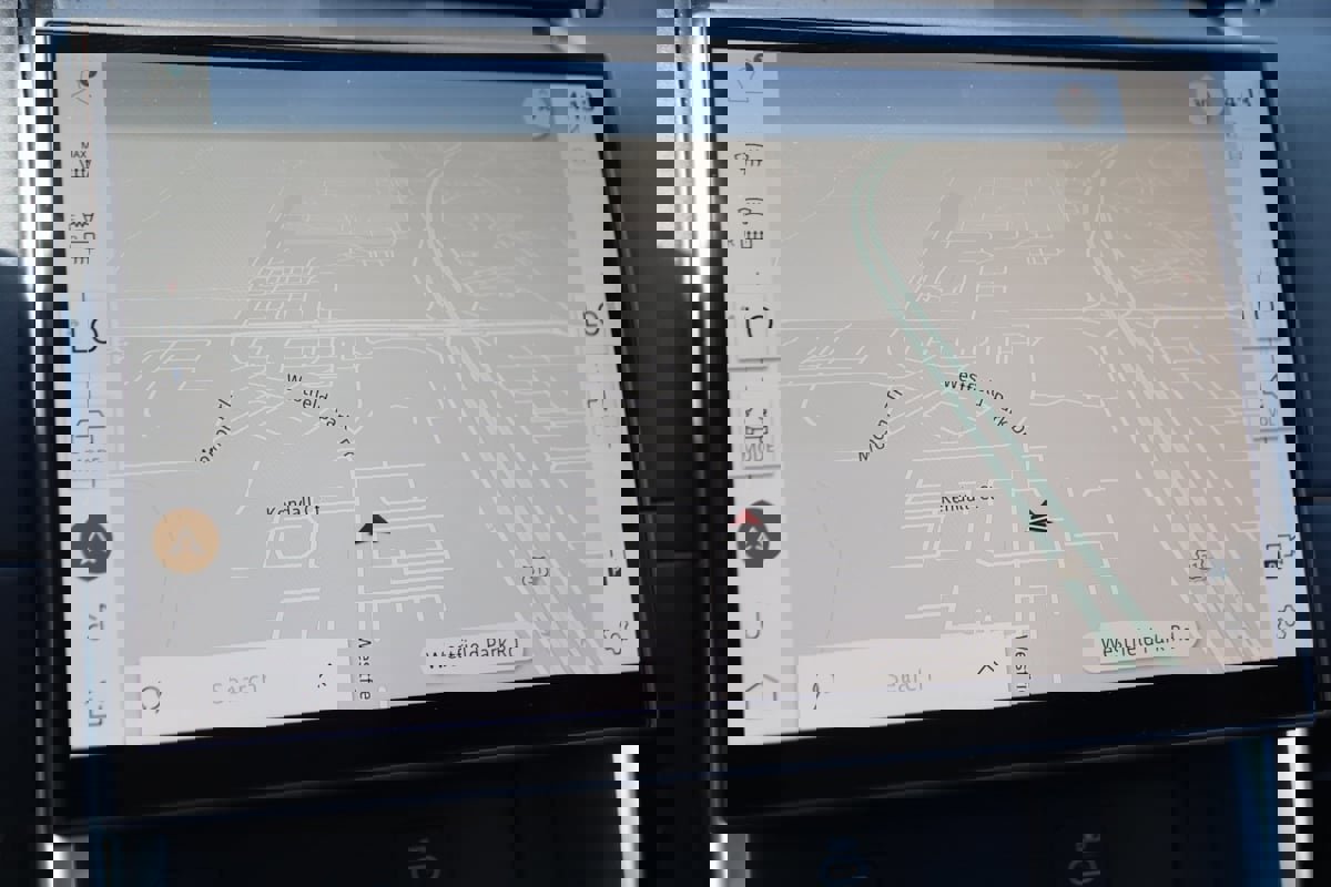 Used 2024 Land Rover Discovery Sport S image 9