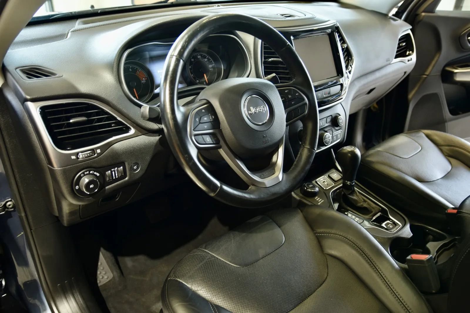 Used 2019 Jeep Cherokee Limited image 11