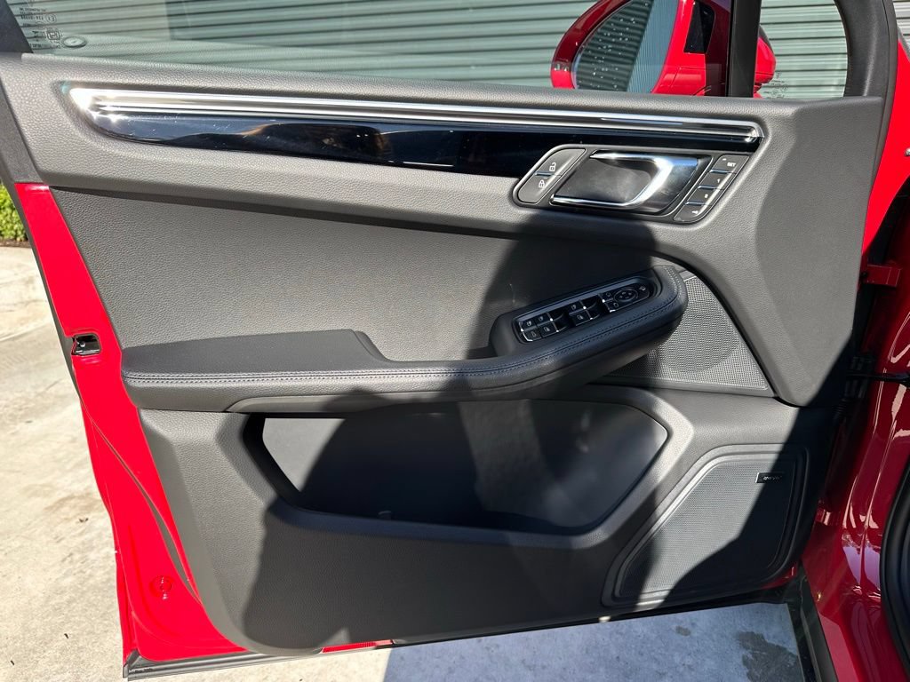Certified 2026 Porsche Macan Turbo AWD/4WD image 18