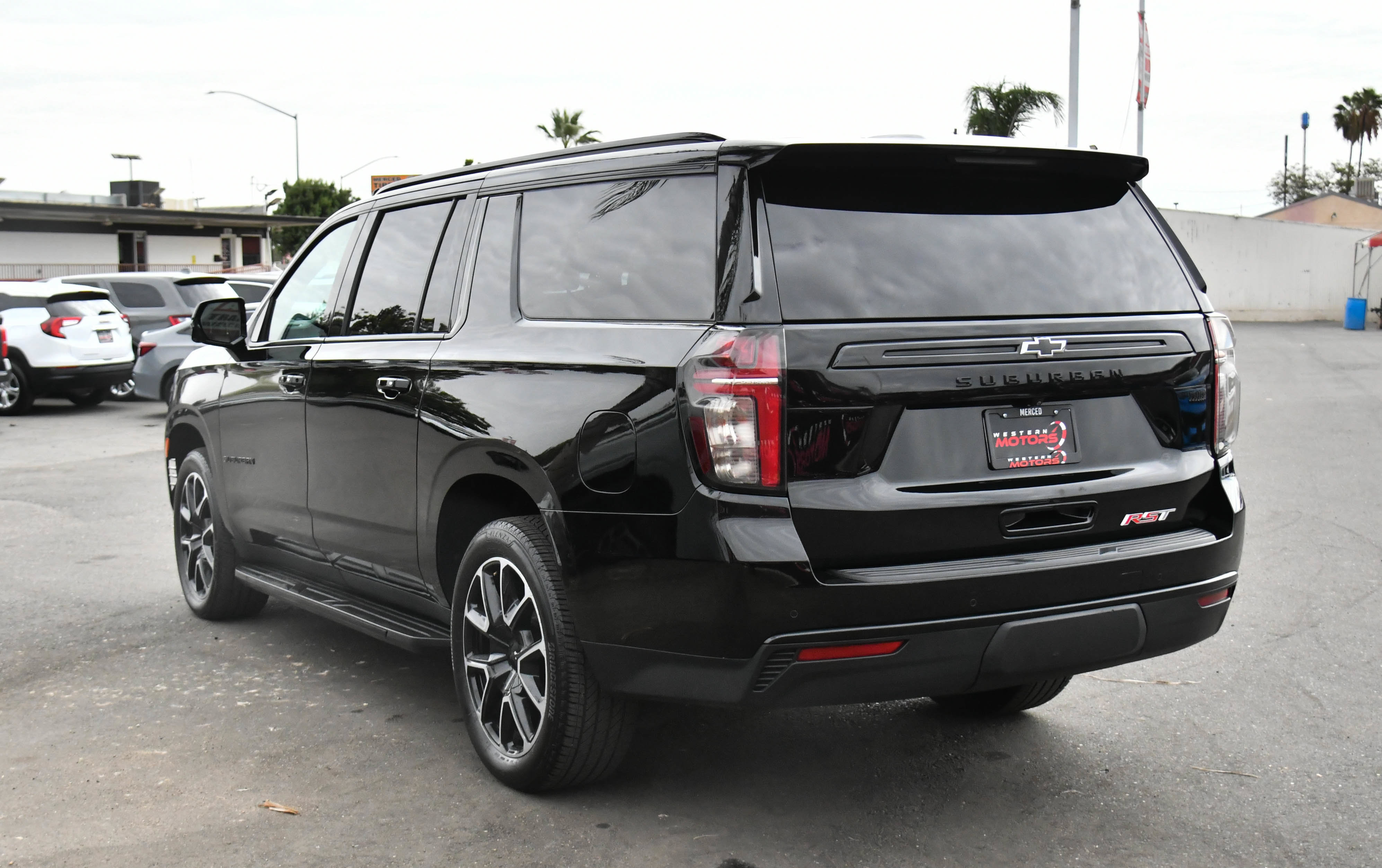 Used 2023 Chevrolet Suburban RST w/ Luxury Package AWD/4WD image 6