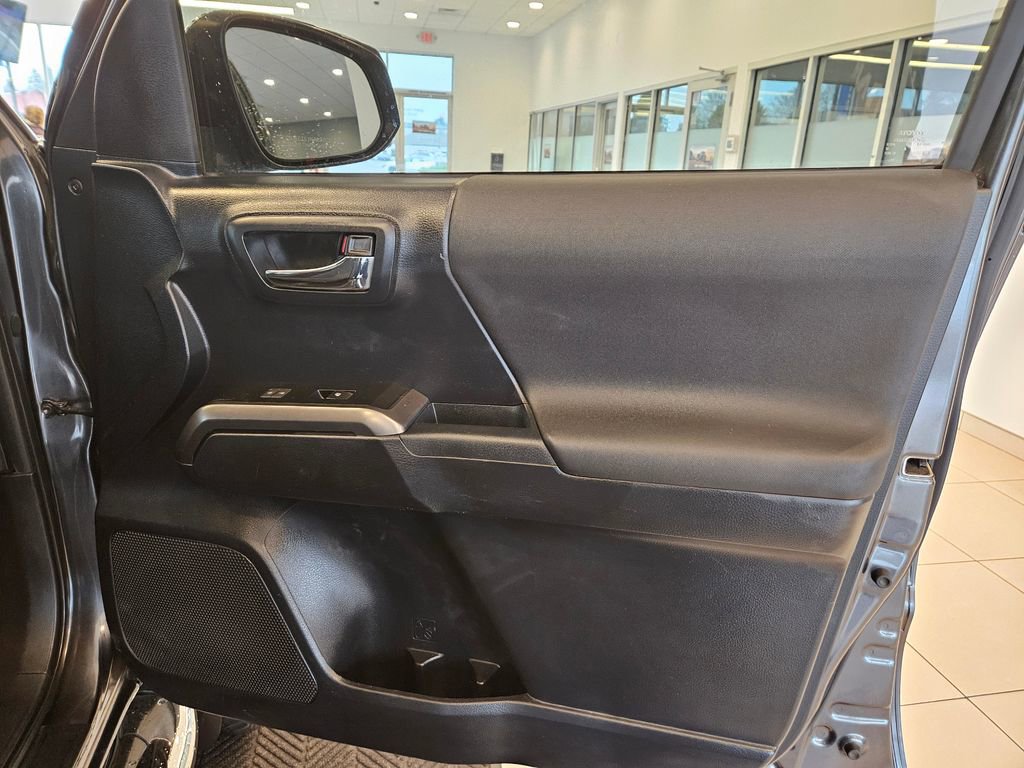Used 2017 Toyota Tacoma TRD Off-Road w/ Tow Package (A/T) image 21