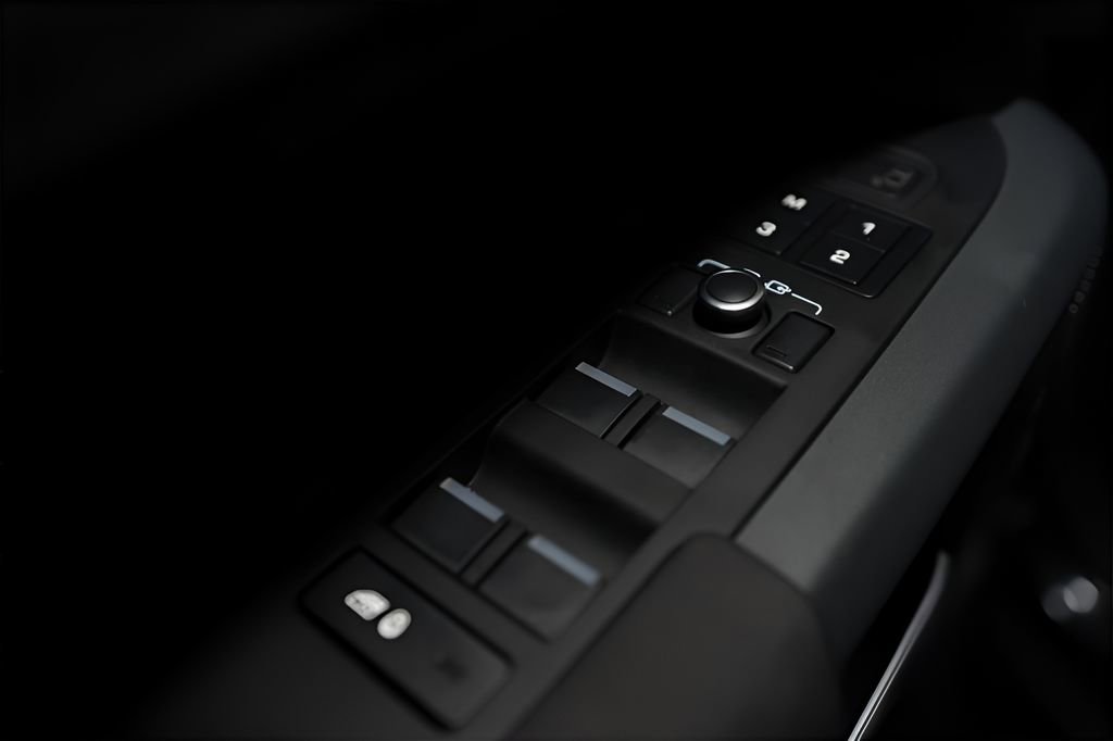 Used 2023 Land Rover Defender 110 X-Dynamic SE image 32