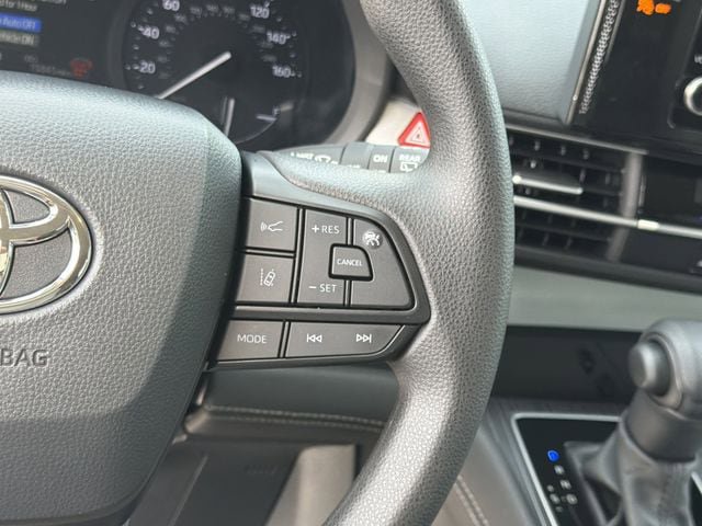 Used 2025 Toyota Sienna LE FWD image 27