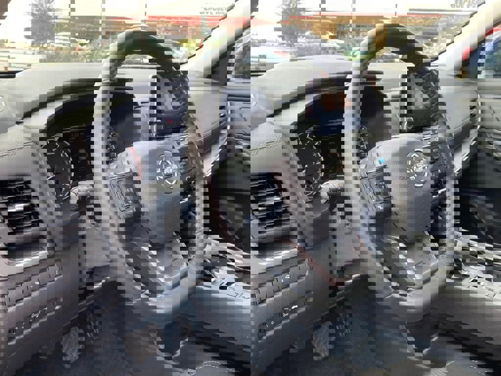 Used 2025 Nissan Rogue SV image 9