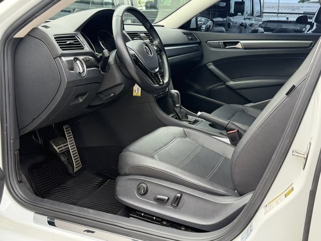 Used 2018 Volkswagen Passat 2.0T R-Line FWD image 11