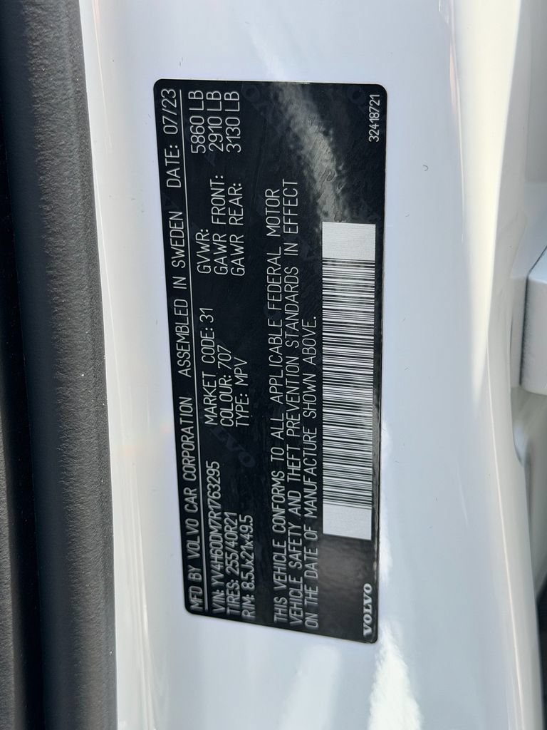Certified 2024 Volvo XC60 T8 Ultimate w/ Protection Package Premier AWD/4WD image 8