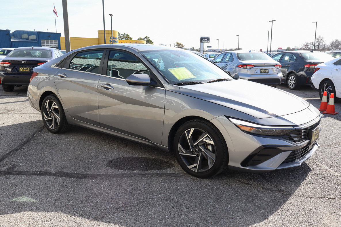 Used 2025 Hyundai Elantra SEL FWD image 3