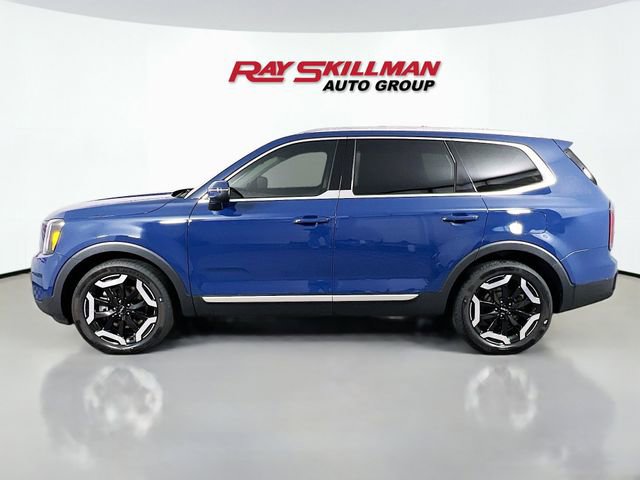 Used 2023 Kia Telluride EX w/ EX Captain's Chair Package AWD/4WD image 3