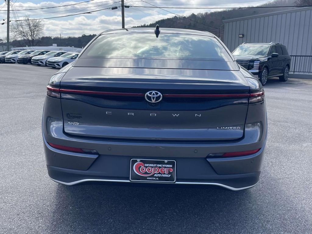 Used 2023 Toyota Crown Limited image 3