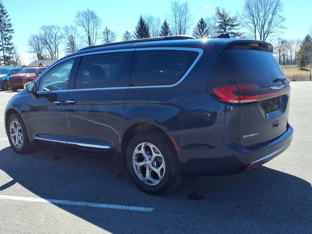 Used 2023 Chrysler Pacifica Limited w/ Uconnect Theater Family Group image 4