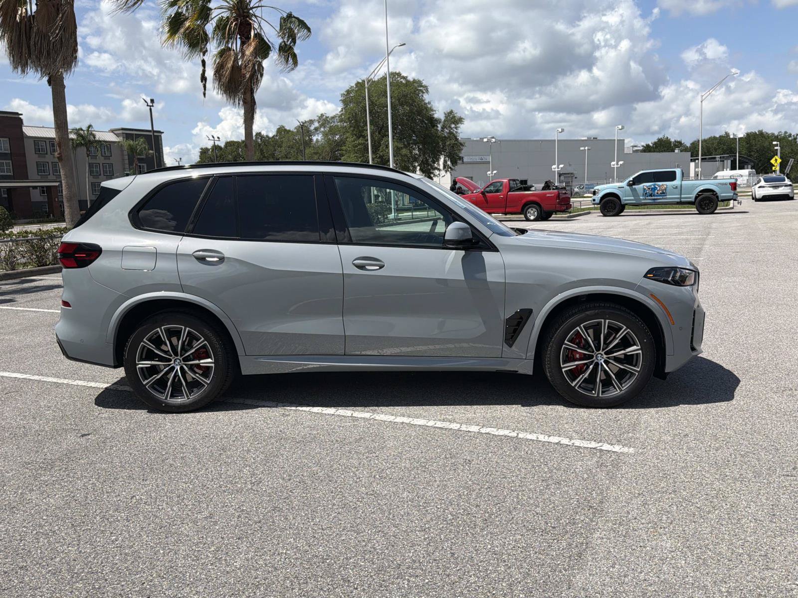 New 2026 BMW X5 xDrive40i w/ M Sport Package AWD/4WD image 3