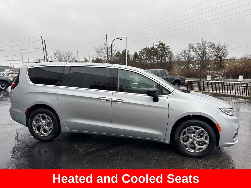 Used 2024 Chrysler Pacifica Limited image 8