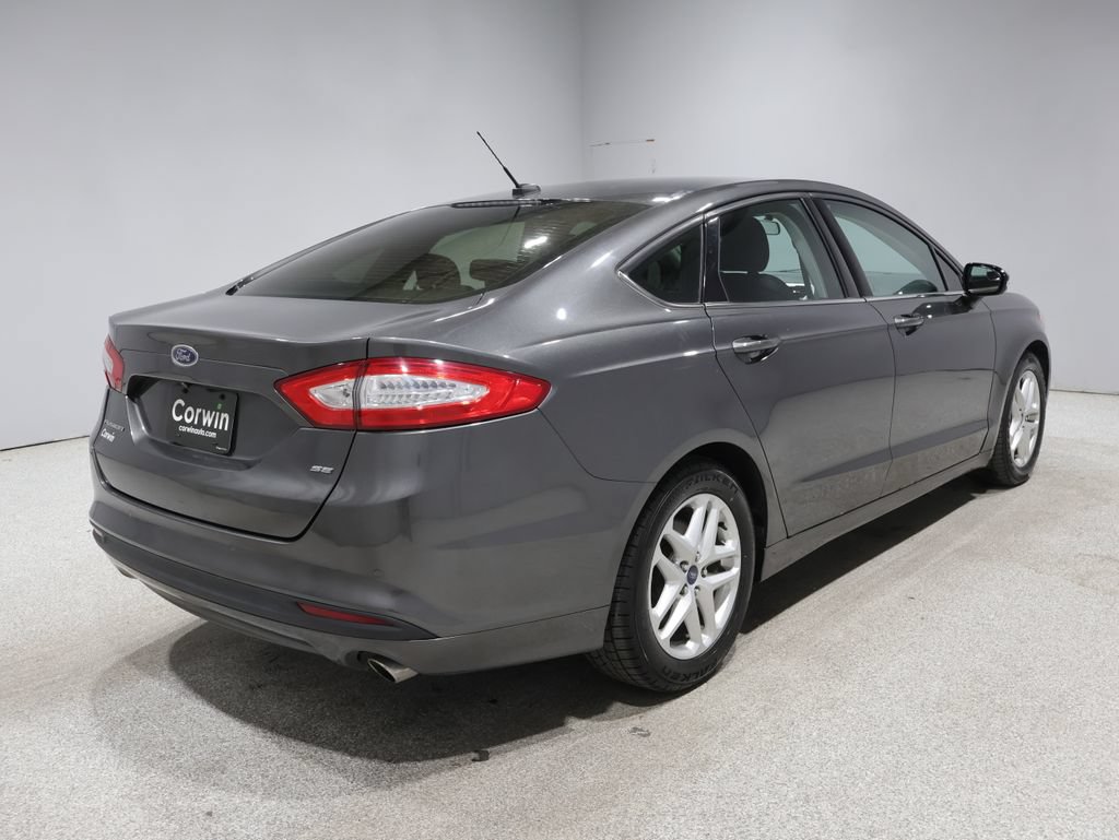 Used 2016 Ford Fusion SE FWD image 2