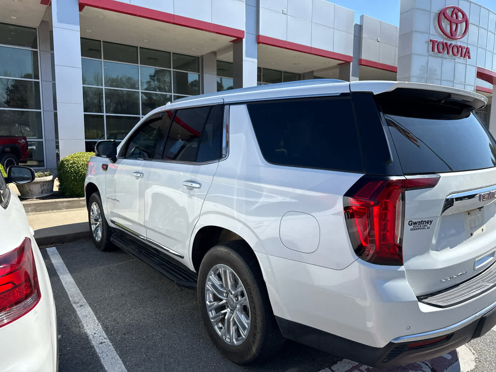 Used 2023 GMC Yukon SLT w/ SLT Premium Package image 13