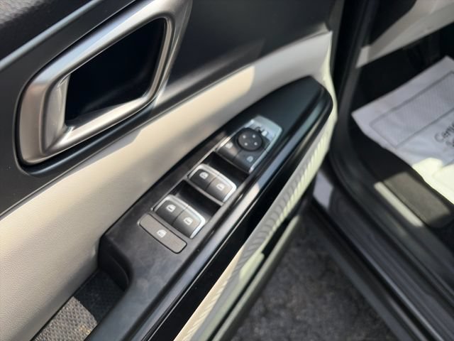 Used 2024 Kia Carnival LX FWD image 11