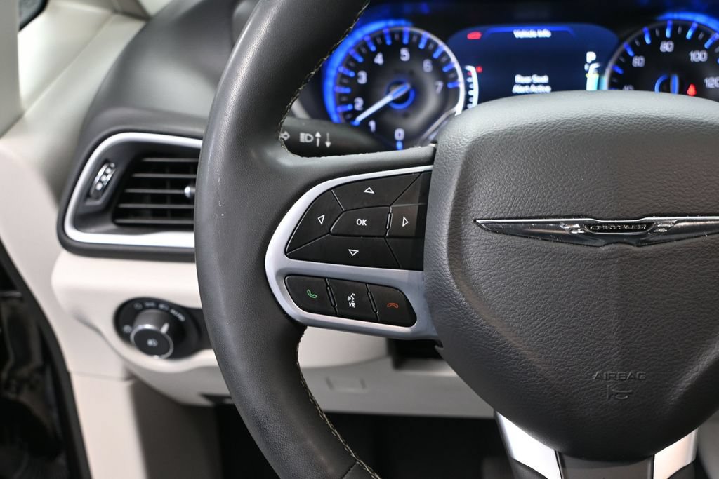 Used 2024 Chrysler Pacifica Touring-L FWD image 21