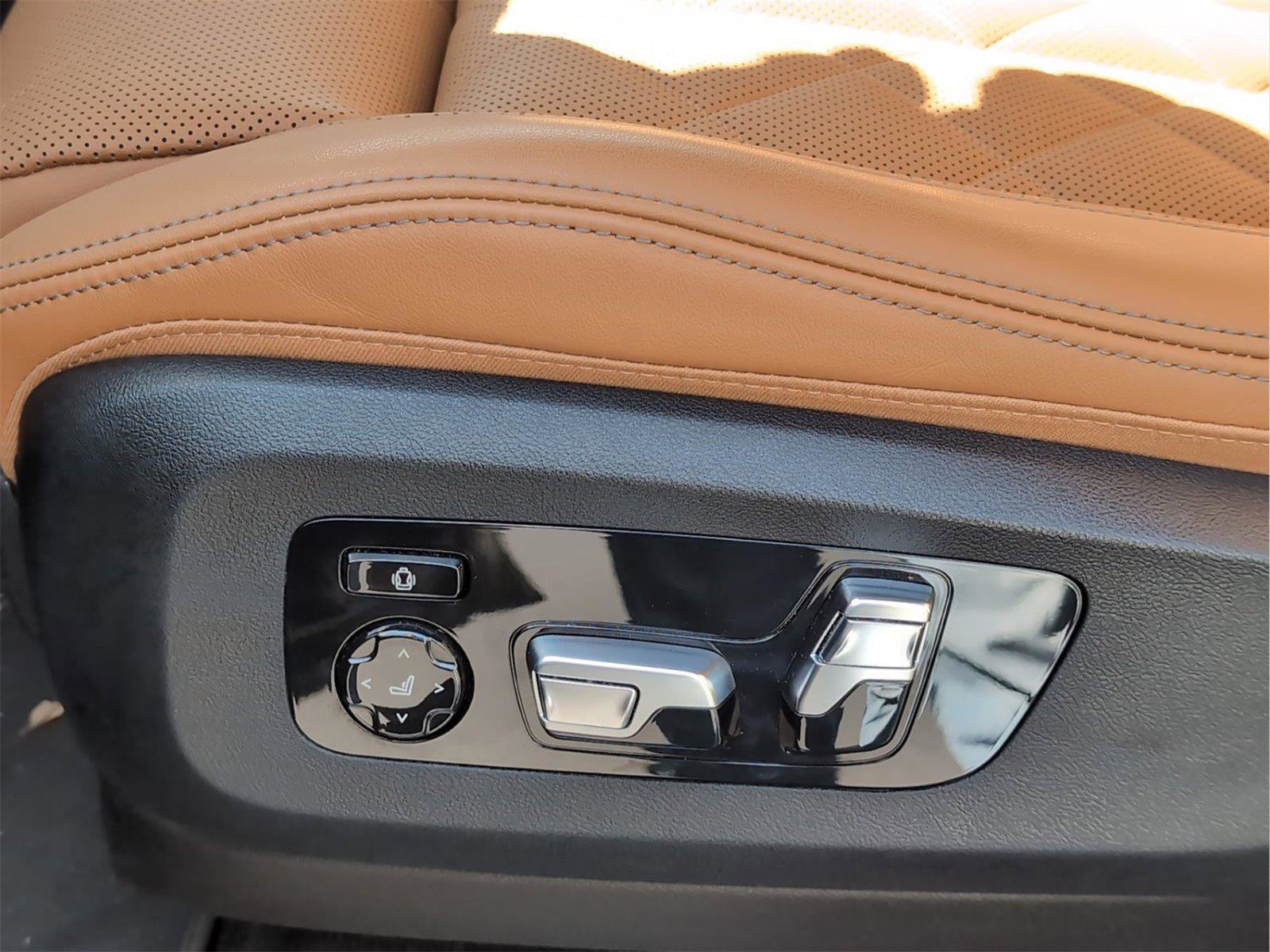 Used 2025 BMW X7 xDrive40i w/ Executive Package image 17