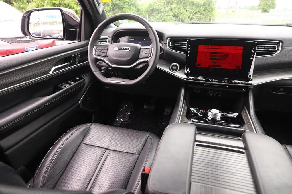 Used 2023 Jeep Wagoneer L Series II AWD/4WD image 28
