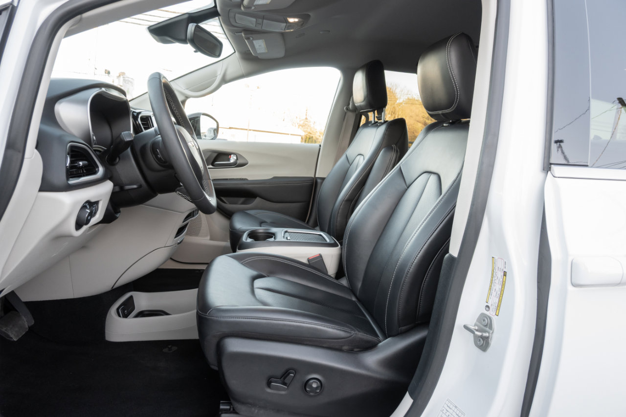 Used 2024 Chrysler Pacifica Touring-L image 13