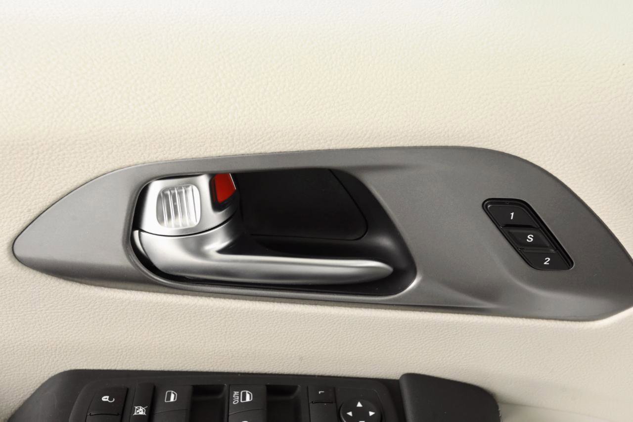 Used 2023 Chrysler Pacifica Touring-L image 35