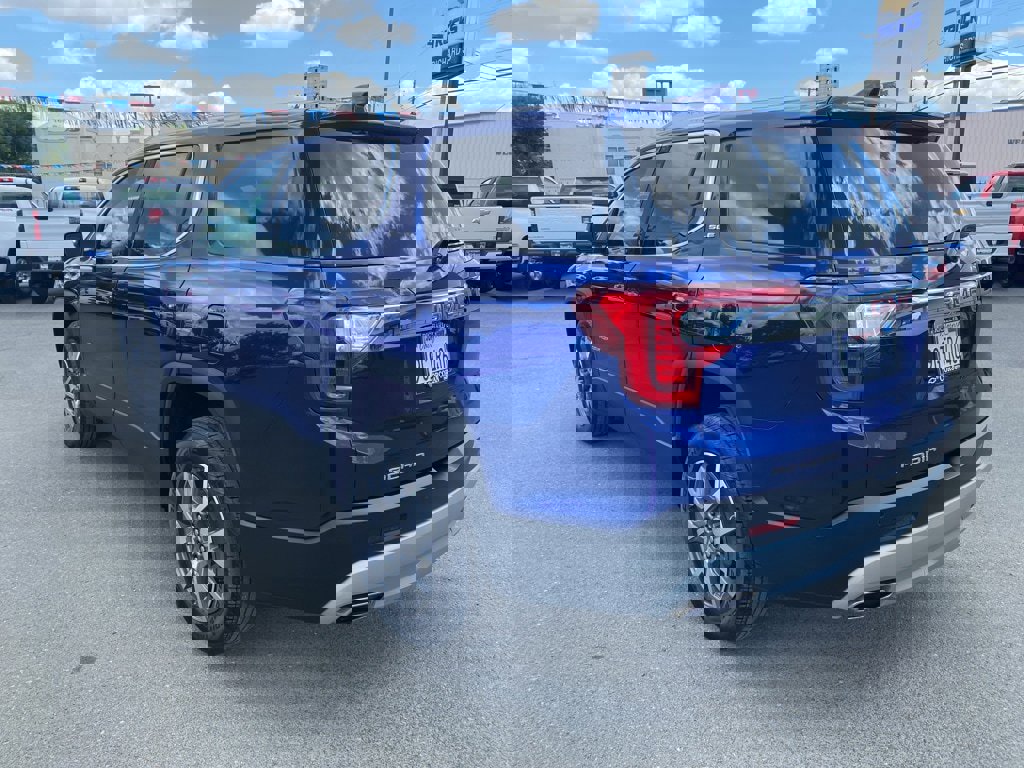 Used 2023 GMC Acadia SLE image 12