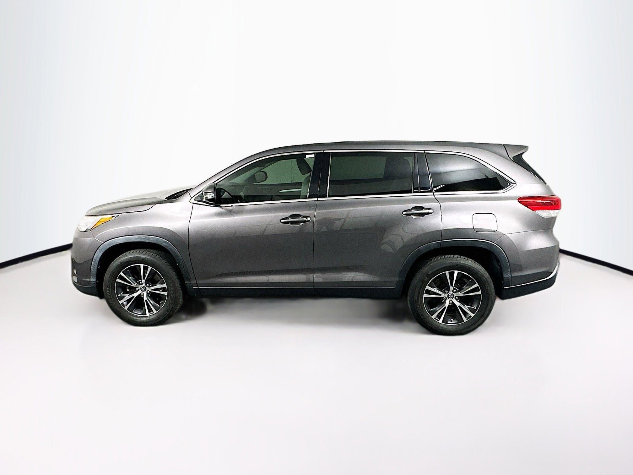 Used 2019 Toyota Highlander LE image 4