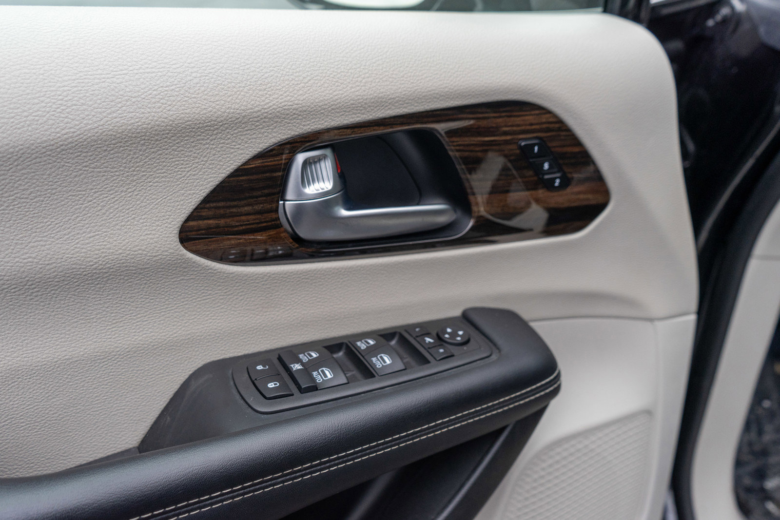 Used 2023 Chrysler Pacifica Limited image 15