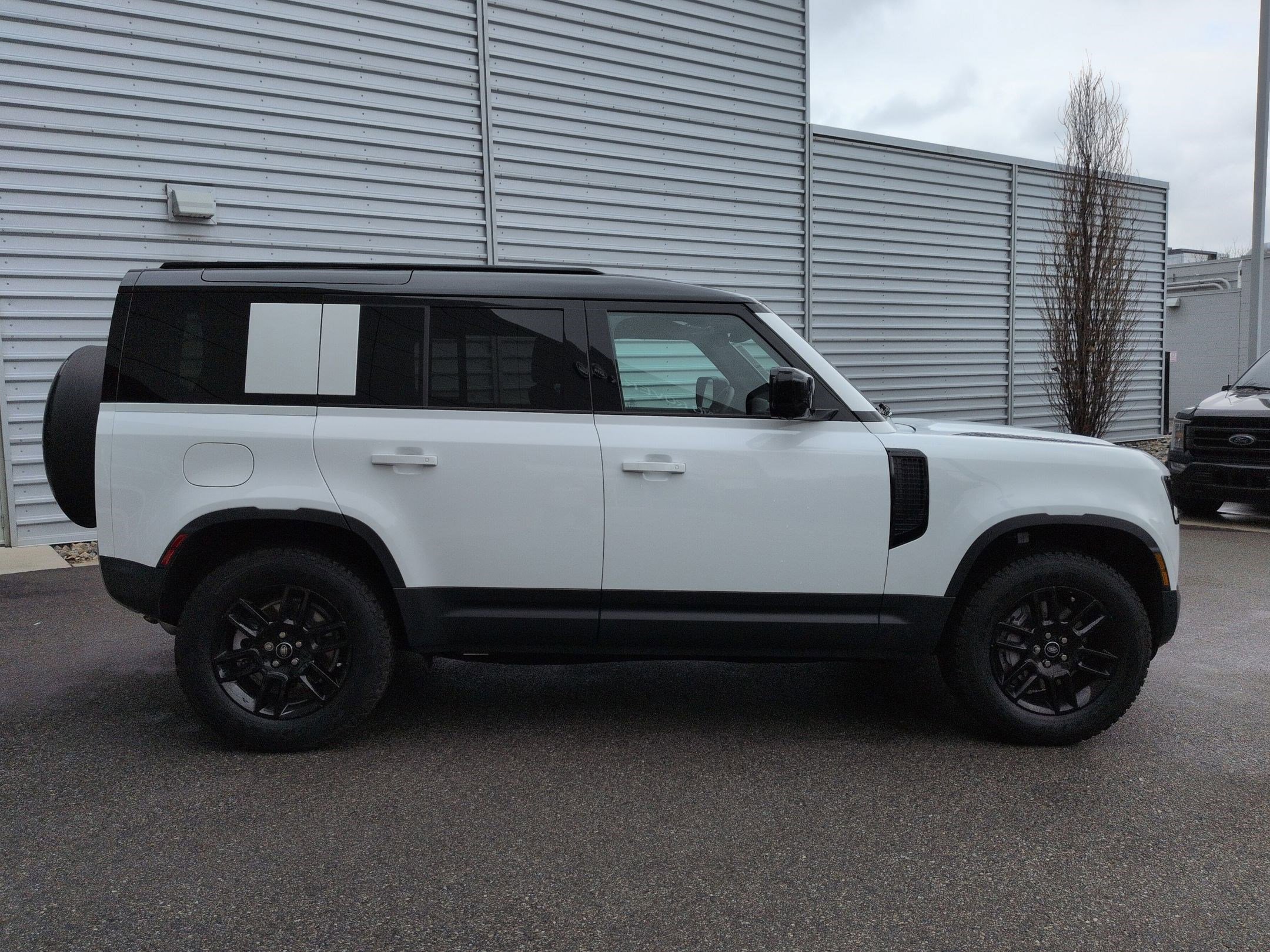 Used 2025 Land Rover Defender 110 S image 5