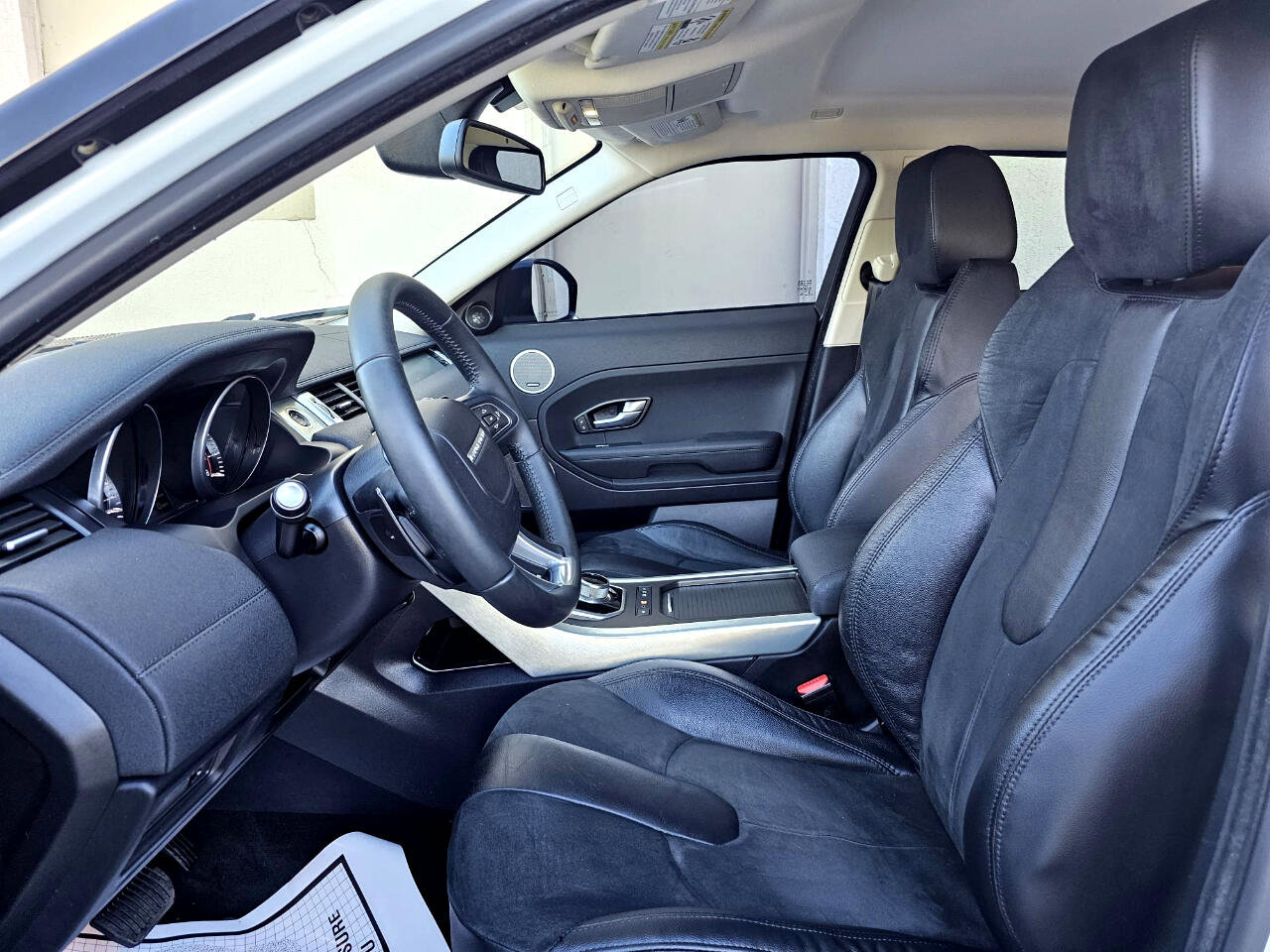 Used 2015 Land Rover Range Rover Evoque Pure image 26