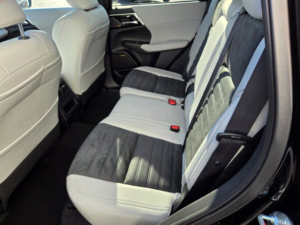 New 2026 Mitsubishi Outlander SE image 13