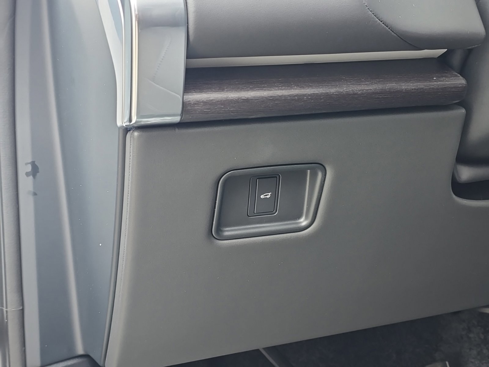 New 2026 Land Rover Range Rover Long Wheelbase SE image 13