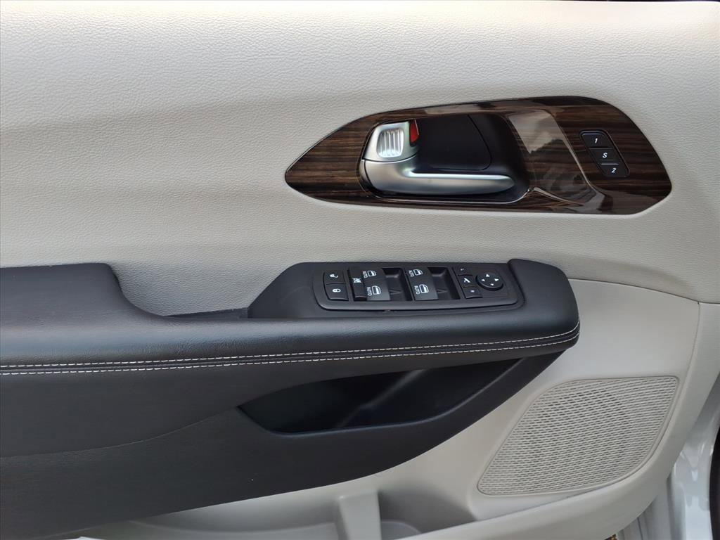 Used 2023 Chrysler Pacifica Limited image 10