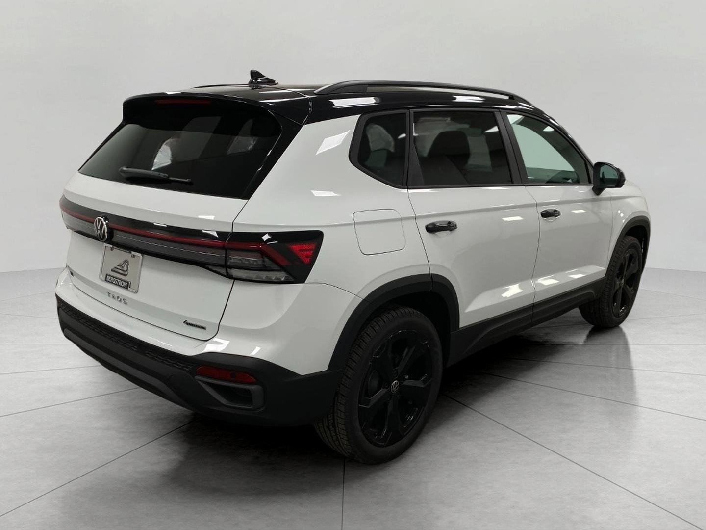 New 2026 Volkswagen Taos SE AWD/4WD image 3