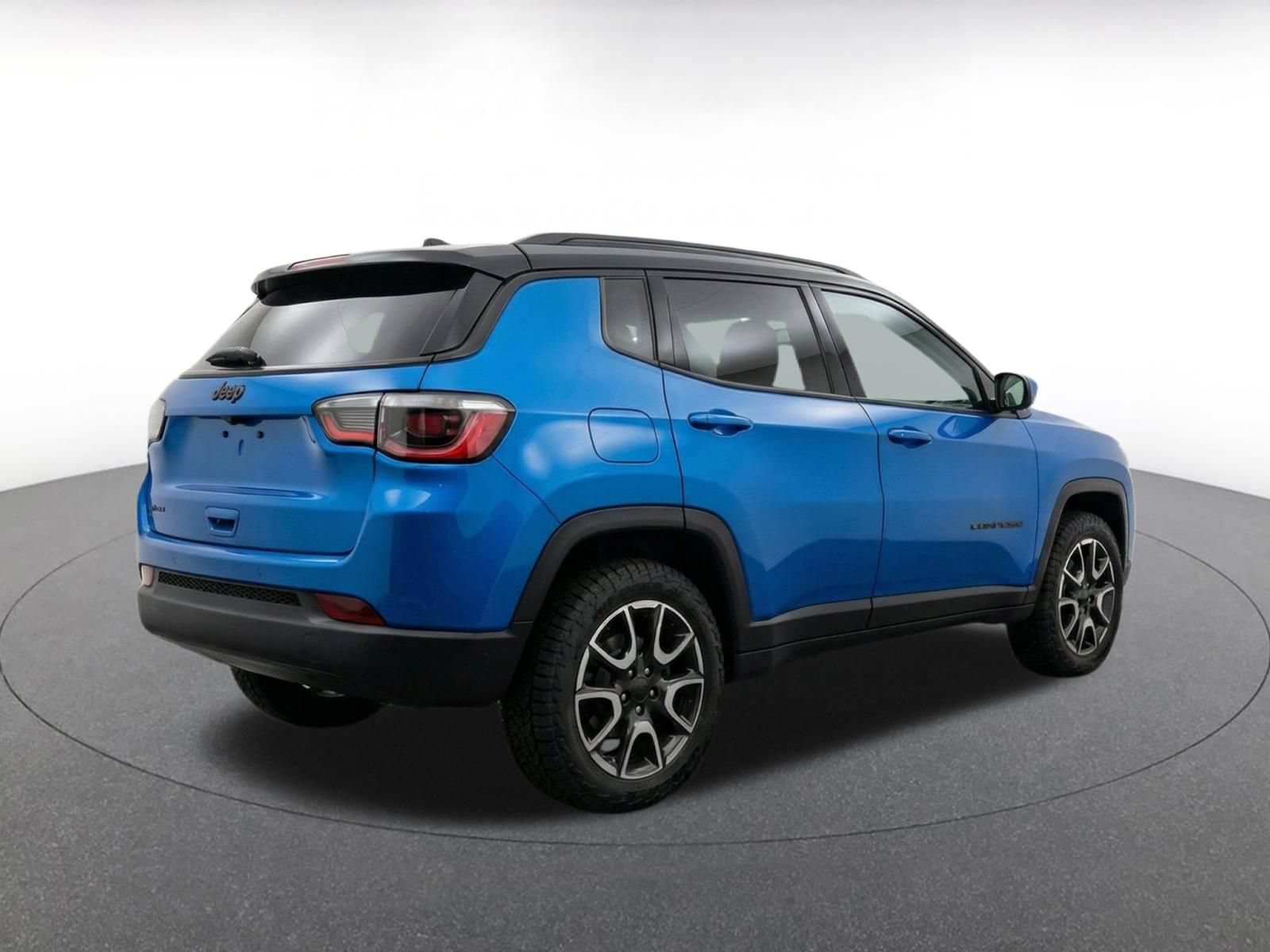 Used 2025 Jeep Compass Trailhawk AWD/4WD image 9