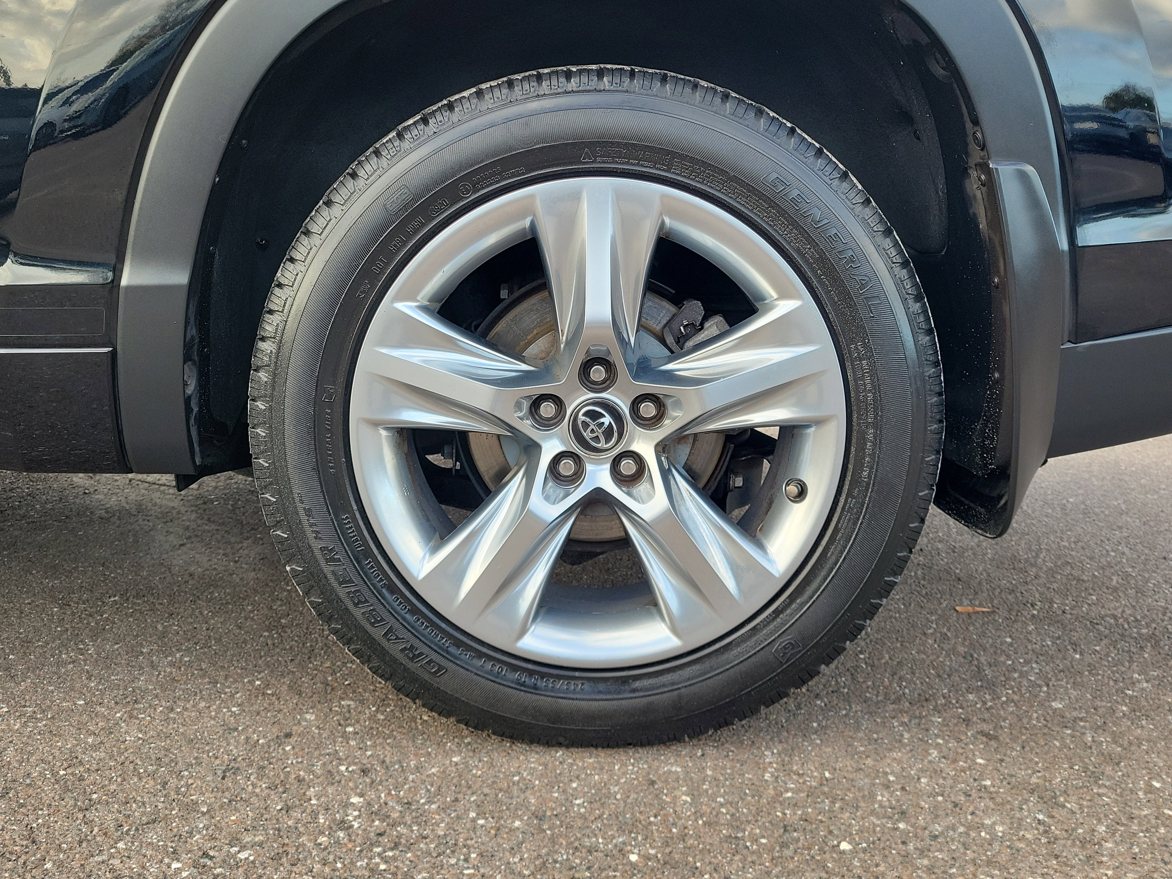 Used 2017 Toyota Highlander Limited w/ Carpet Mat Package image 5