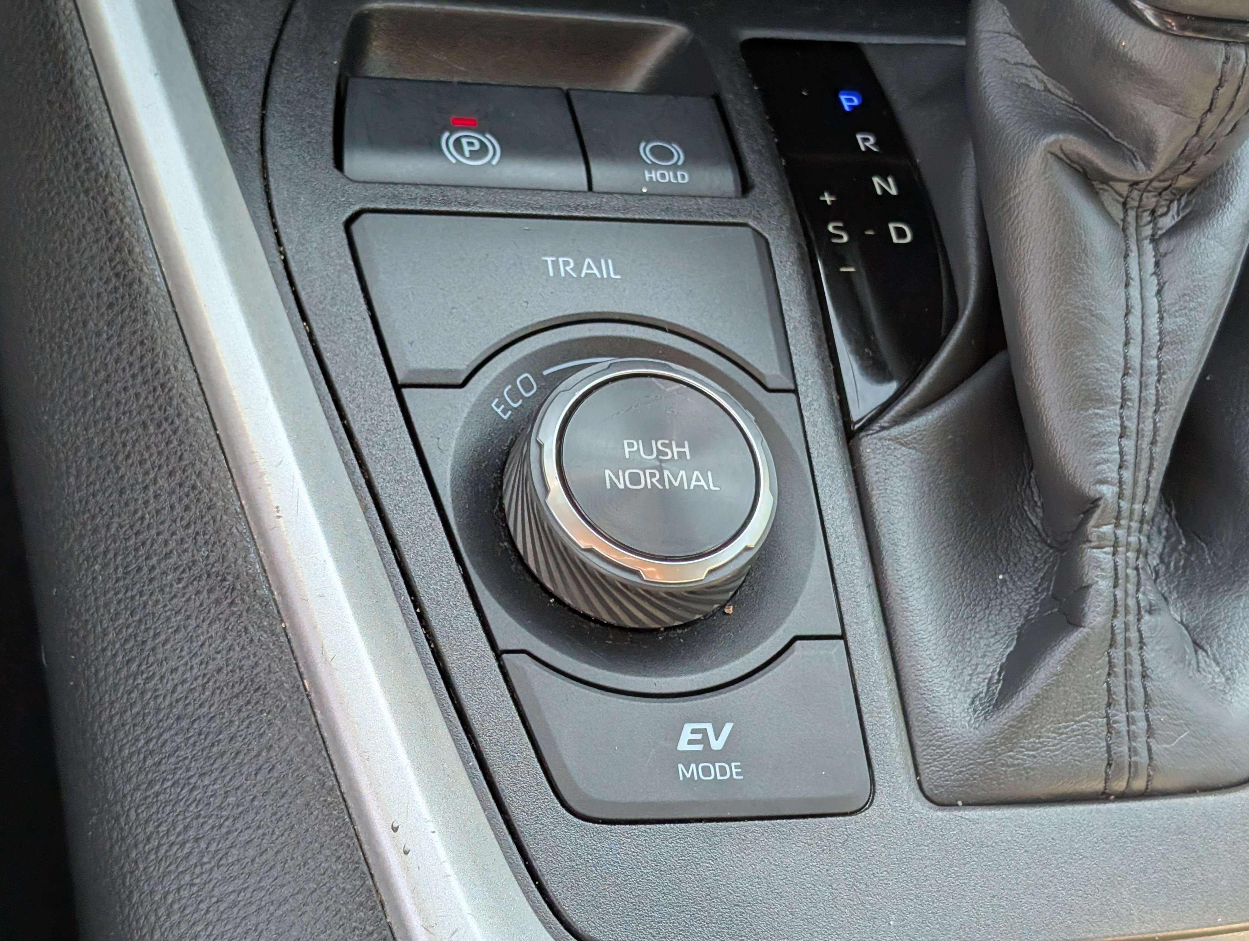 Used 2025 Toyota RAV4 XLE AWD/4WD image 25