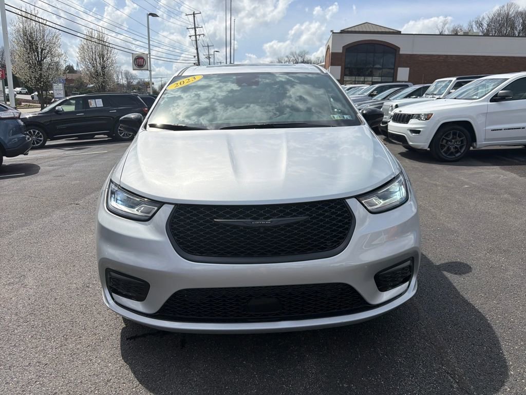 Used 2023 Chrysler Pacifica Limited w/ S Appearance Package image 2