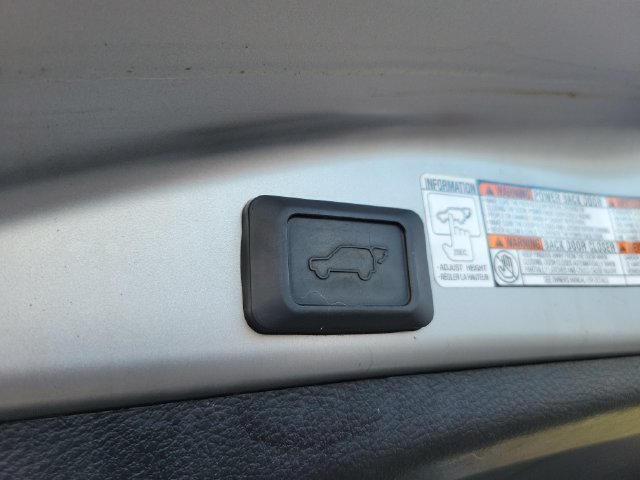 Used 2018 Toyota RAV4 XLE FWD image 9
