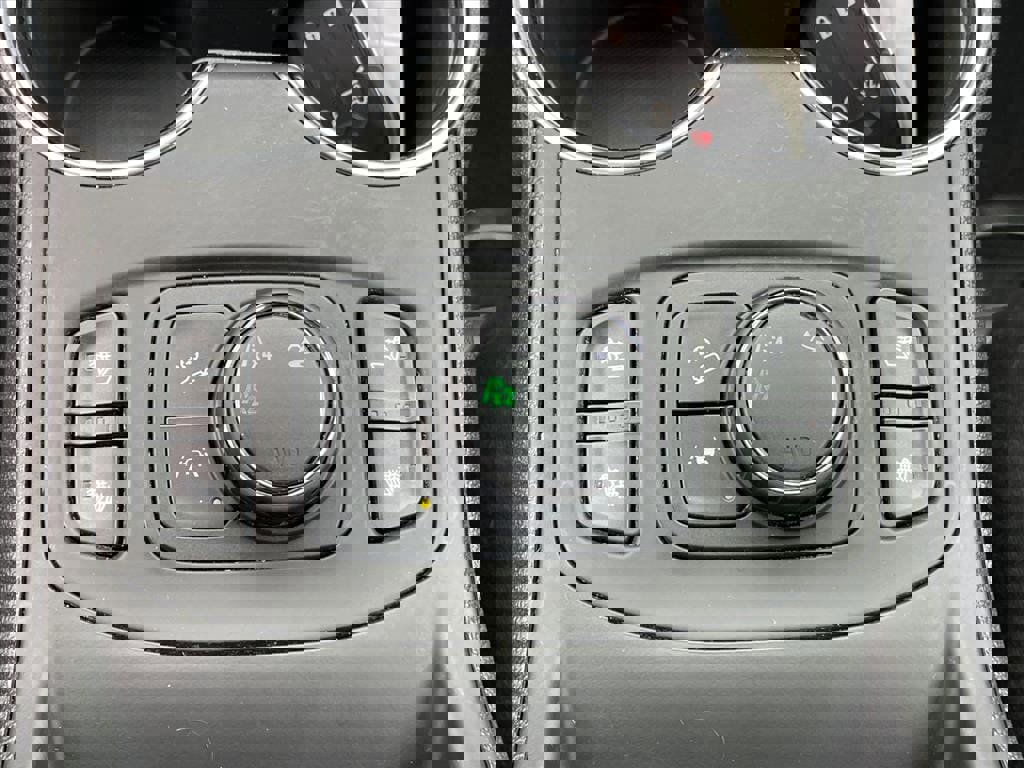 Used 2022 GMC Terrain SLE w/ Driver Convenience Package image 11