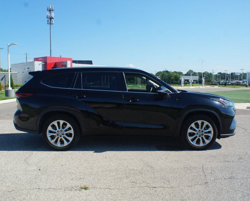 Used 2024 Toyota Highlander Limited FWD image 22