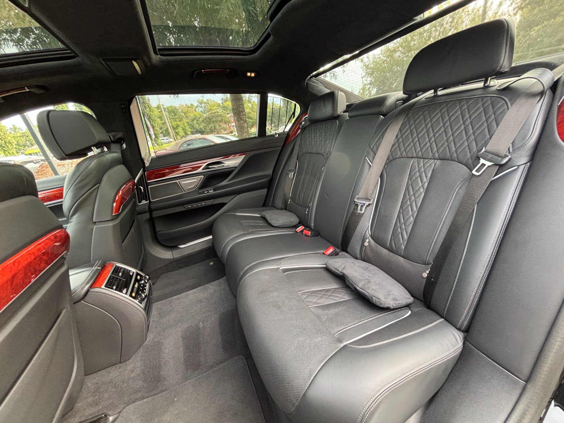 Used 2022 BMW ALPINA B7 xDrive w/ Luxury Rear Seating Package AWD/4WD image 17